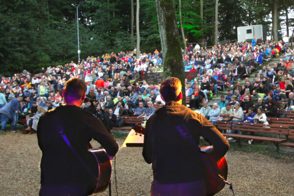 Ein Duo präsentiert sein Können beim „Hutkonzert“ im Rahmen des Mondscheinkinos.