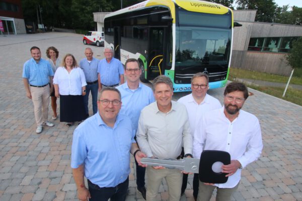 Landrat Dr. Lehmann, Matthias Kalkreuter, Robert Wilhelm, Thomas Jahn, Achim Oberwöhrmeier sowie (h.v.l.) Matthias Buchheim, Dr. Inga Loke), Ilka Kottmann, Heinz-Dieter Krüger und Thomas Katzer