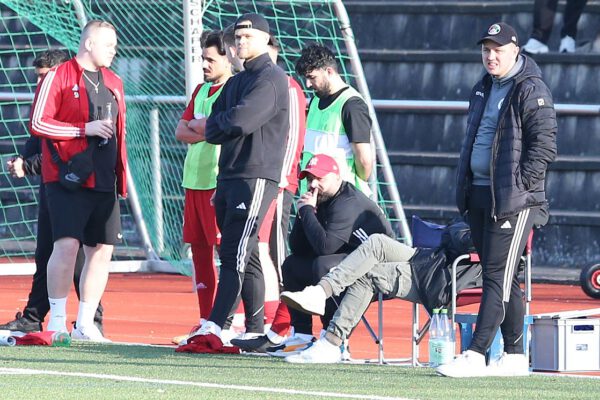 a! Mit Arnel Tchakounte Bwemba bekommen wir einen Verteidiger aus dem Kamerun dazu. Arnel ist seit einem halben Jahr in Deutschland und ist ab sofort für uns spielberechtigt. Patrick Meyer wechselt vom TuS Ahmsen zu uns. Der 21jährige kann flexibel im Mittelfeld eingesetzt werden und hat bereits in der Jugend beim SV Wüsten gespielt. Nun kehrt er an die alte Wirkungsstätte zurück