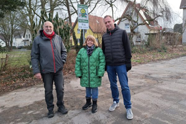 Hartmut Baack (Ortsausschussvorsitzender Brake), Gerlinde Schmidt (Leiterin des Familienzentrums Brake) und Jörg Franks (Leiter der Grundschule am Schloss, von links)