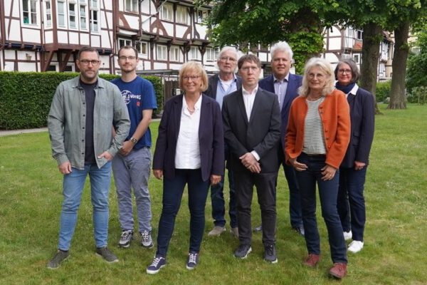 Stephan Krause, Lucas Plitt, Barbara Schiek-Hübenthal, Dr. Karl-Hubertus Bonmann, Ulrike Klessmann. 2. Reihe von links: Peter Klessmann, Robert Adrian und Christiane Renusch-Adrian.