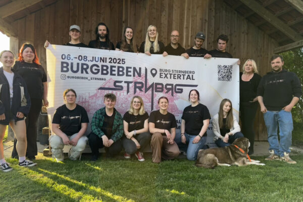 Das Orgateam bereitet mit vielen Ehrenamtlichen bereits seit einigen Tagen das Festival auf der Burg Sternberg vor.