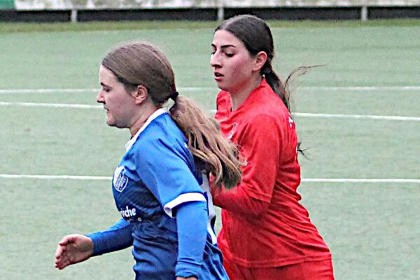 Wir sind gut in das Spiel gestartet, haben gut mit Pressing nach vorne gearbeitet, waren aber in einigen Situationen vor dem Herforder Tor und der sehr guten Torfrau nicht abgebrüht genug, sodass wir nur mit einem 1:0 in die Kabine gehen konnten. Nach der Pause haben wir leider den Ausgleich hinnehmen müssen und eigene Chancen nicht mehr nutzen können