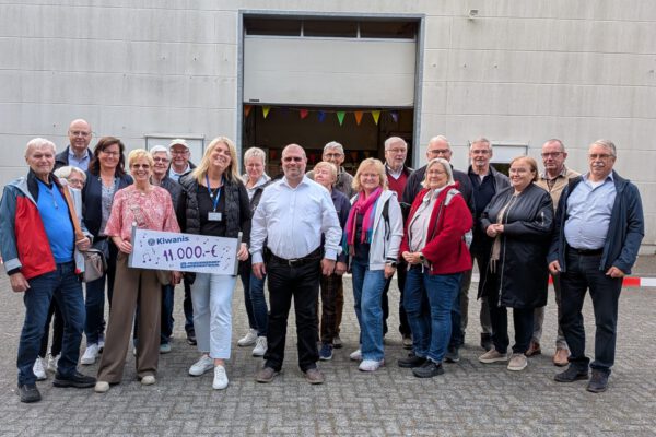 Mitglieder des Kiwanis Club Lippe zusammen mit Iris Becker und Constanze von Gerkan (beide mit dem Schild).