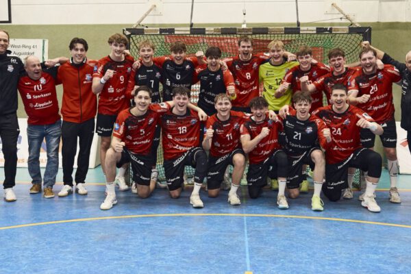 ch denke, dass wir auch verdient gewonnen haben“, freute sich Matthias Struck zusammen mit den Jungs nach dem Spiel über Saisonsieg Nummer drei. „Wir sind am Anfang schwer reingekommen gegen die offensive Deckung von GWD, weil wir immer wieder direkt auf den Mann gelaufen sind, direkt den harten Kontakt bekommen haben und nicht so richtig in die Tiefe gekommen sin