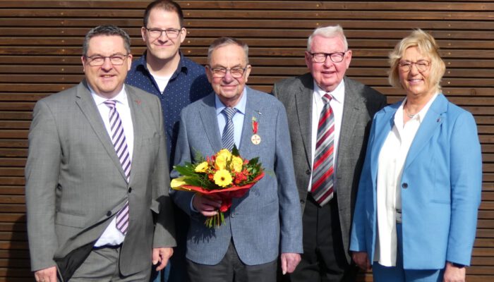 Große Ehre für Rolf Hollensteiner. Hollensteiner wurde für sein 50jähriges ehrenamtliches Engagement mit dem Verdienstorden der Bundesrepublik Deutschland ausgezeichnet