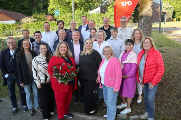 Ilka Kottmann (mit Blumenstrauß) und die Kandidierenden sind bereits für den Kommunalwahlkampf.