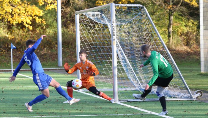 Nach dem Wechsel stellte der FC ein wenig um, ließ Keibel nun mehr im Zentrum wirbeln und kam durch Leßmann in der 54. Minute zum 1:1-Ausgleich. Der FC nun einfach effektiv im Nutzen seiner Möglichkeiten und auch bissiger als der TSV