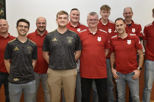 Die 1. Mannschaft ist inzwischen sehr gefestigt, hat einen starken Teamspirit. Für die nächste Saison steht das Trainerduo Philipp Sölter und Bastian Huxoll weiter zur Verfügung und soll die positive Entwicklung fortsetzen