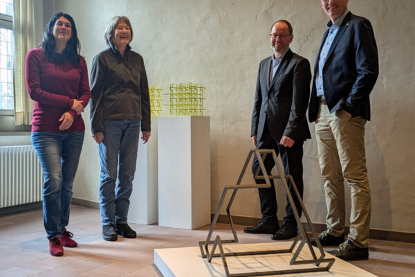 Dr. Mayarí Granados, Kunstreferentin der Lippischen Kulturagentur, Künstlerin Dagmar Hagemann, Landesverbandsvorsteher Jörg Düning-Gast und Jochen Brunsiek, Leiter der Lippischen Kulturagentur mit der Installation „lineare Strukturen", 2009.