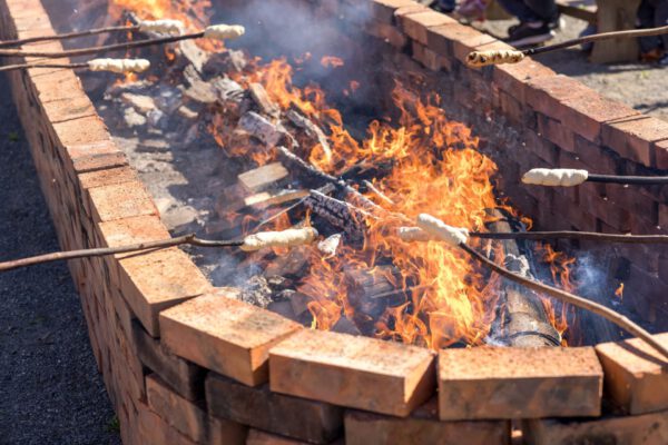 Beim Kartoffelfest wird Stockbrot am Lagerfeuer gebacken.