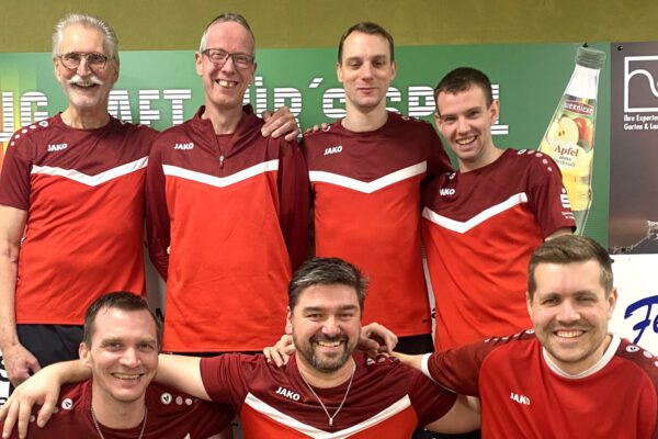 Björn Brinkmann 800 Holz und Nils Hartnack 774 Holz fanden nicht die richtige Einstellung zur Heimbahn und schon lag man mit 25 Holz zurück. Im 2. Block überzeugten Eckhard Kopp 758 Holz und Stephan Rüsenberg 794 Holz und die Gäste Nick von Voss 762