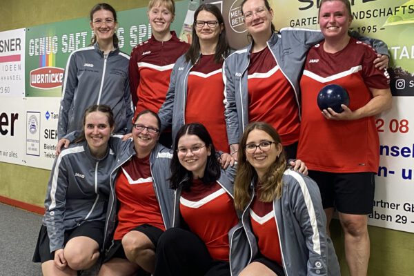 Sensationell verlief der Auswärtsstart für die 2. Herrenmannschaft bei der SG Bielefeld 2 . Mit 3.067 Holz:3.073 Holz und 0:3-Punkten. Die Väter des Sieges: Simon Gries 767 Holz, Tobias Henke 795 Holz, Arnd Stuckmann 721 Holz und Maik Aderhold 790 Holz