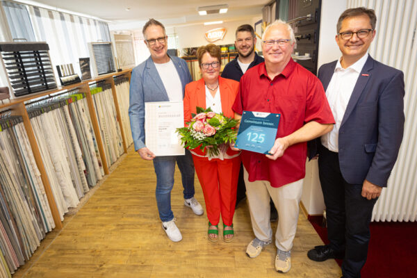 Obermeister Dirk Lindemann (l.) und Geschäftsführer Jens-Uwe Pape (r.) und überbrachten Familie Kehde
