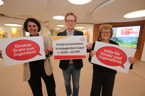 Ulrike Glathe, Leiterin des Fachbereichs Jugend und Familie des Kreises Lippe, Dr. Olaf Peterschröder, zuständiger Verwaltungsvorstand, und Birgit Piltman, Leiterin des Fachgebiets Soziale Dienste des Kreises Lippe