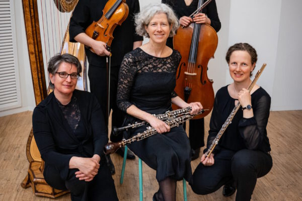 Zu Gast sind die Mitglieder des Landestheaters Gerdie Broeksma (Harfe), Magdalena Bäz (Flöte), Soojin Byun (Violoncello), Andrea Müller (Oboe/Englischhorn) und Zhechao Xie-Kehe (Viola).