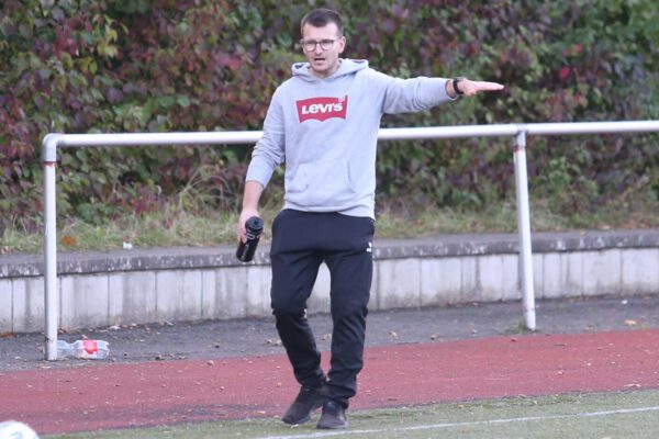 Eigentlich wollten wir den Spielbetrieb in der Liga A zumindest bis zum Serienende aufrecht erhalten, doch in der Winterpause haben uns sechs Spieler und auch Trainer Gordon Kral verlassen, der wieder zum TuS Asemissen zurückgekehrt ist. Das Team nun mit Spielern aus unserer zweiten Mannschaft aufzufüllen, macht einfach keinen Sinn. Darum haben wir uns zu diesem Schritt entschlossen
