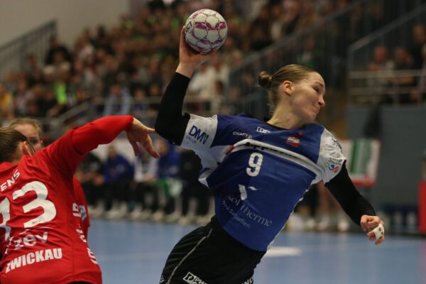 Neckarsulm nahm daraufhin eine Auszeit. In den letzten zehn Minuten startete die HSG in Unterzahl und zunächst mit nur zwei Toren Vorsprung. Rüffieux und Van der Linden verkürzten auf 25:25 und erzielten damit den Ausgleich. Trainer Birkner reagierte mit seiner dritten Auszeit, und Mühlner brachte die Blombergerinnen nach einem Pass von Jacobsen wieder in Führung