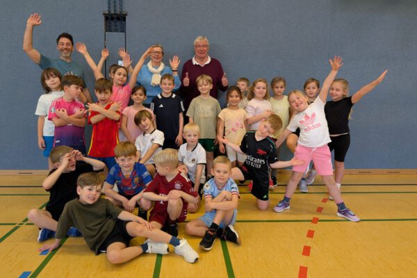 Andres Wegwerth, Frau und Herr Hölscher (von links) inmitten der Kulturstrolche-Klasse 2a der August-Hermann-Francke-Schule.