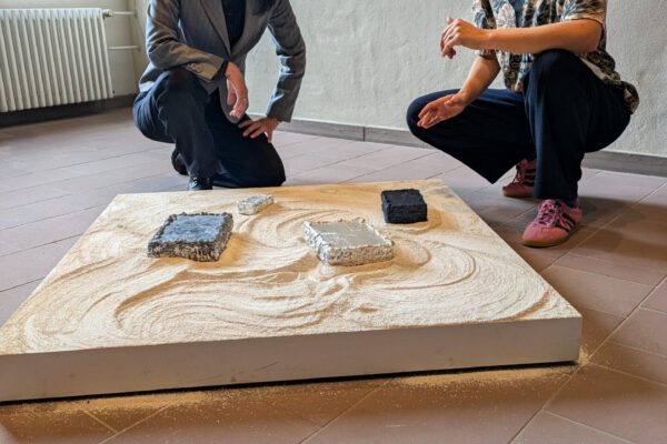 Dr. Mayarí Granados (Kulturagentur Landesverband Lippe) und Künstlerin Anna Grebner