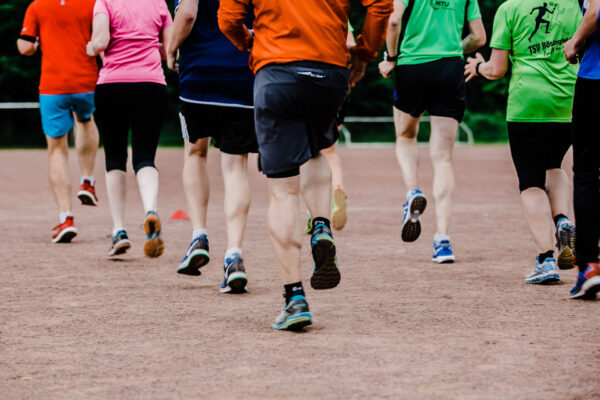 Das Training wird von einem erfahrenem Lauftrainer geleitet, der wertvolle Tipps geben kann, um das Laufen effizienter und verletzungsfrei zu gestalten. Der Fokus liegt darauf, Freude an der Bewegung zu vermitteln und gemeinsam Fortschritte zu erzielen