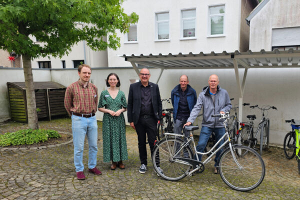 Björn Bohnert und Hannah Vehreschild von der Stadtbücherei, Bürgermeister Markus Baier, Jobst Schmidtmeier von der Fahrradwerkstatt und der Radverkehrsbeauftragte Gerhard Reineke