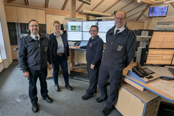 Lippe vor (von links): Sascha Medina, Sabine Beine und Achim Reineke (Fachgebietsleiter Rettungsdienst), hier in der Leitstelle mit Disponent Peter Gieselmann-Heel