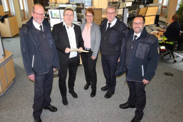 Achim Reineke (Fachgebietsleiter Rettungsdienst), Landrat Dr. Axel Lehmann, Sabine Beine, Meinolf Haase und Sascha Medina (Fachgebietsleiter Leitstelle und Technik) in der Feuerschutz- und Rettungsleitstelle des Kreises Lippe in Lemgo.