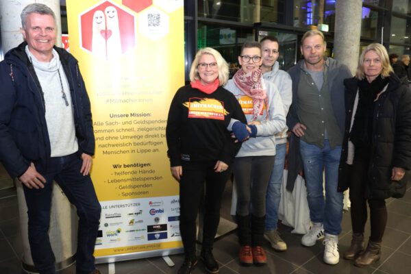 Zum Flensburg-Spiel rufen wir gemeinsam dazu auf, haltbare Lebensmittel wie Tütensuppe, Nudeln oder Konserven zu spenden. Alle Sachspenden können am Stand im Foyer sowie – auch ohne Ticket – am Vorplatz der Phoenix Contact-Arena abgegeben werden