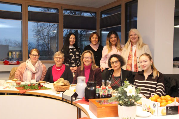 Lotsinnen Julia Schwarz, Dagmar Wietheger-Claes, Heike Weilacher, Samira Block, Yana Likhachova sowie (hinten von links) Julia Tkatschuk, Ulrike Quakernack-Dielizsch, Julia Moroz und Projektleiterin Margit Monika Hahn.