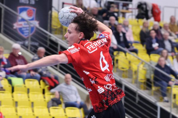 Das waren richtig wichtige Punkte für uns, die uns ins Tabellenmittelfeld führen und ich glaube auch für das Team HandbALL und die Leute, die da waren, war das ein unfassbar emotional wertvolles Spiel und darauf sind wir stolz und nun müssen wir ab Montag den Blick nach vorne richten auf Hagen II. Da gibt es sicherlich auch wieder die Möglichkeit, etwas mitzunehmen und nach so einem Highlight-Spiel sich zu fangen