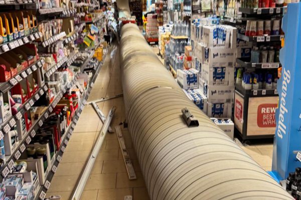 Lüftungsrohr fällt von der Decke