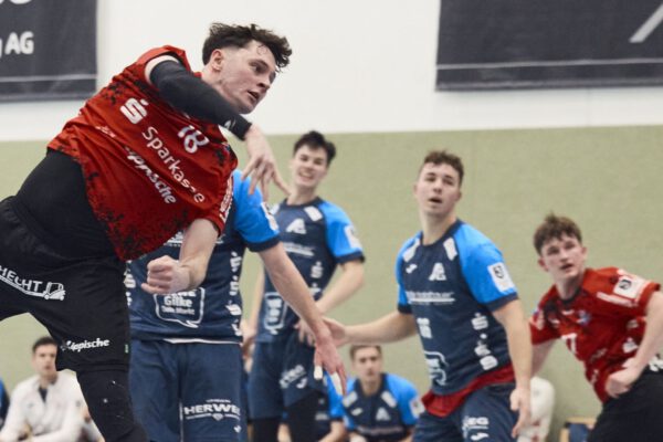 In der zweiten Halbzeit stabilisieren wir uns, vor allem in der Abwehr. Wir schaffen es, die Schützen aus Habenhausen dahin zu drängen, wohin wir sie haben wollten, da stand Linus dann und hat gehalten und am Ende würde ich sagen ist das Ding nicht unverdient, aber knüppelhart erkämpft