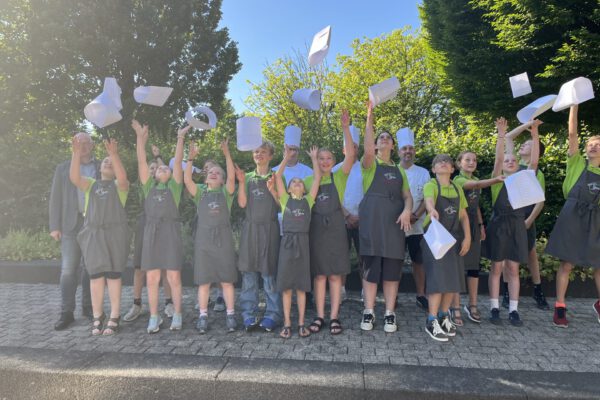 Miniköche bei der feierlichen Zertifikatsübergabe in der Industrie- und Handelskammer Lippe zu Detmold mit Martin Raithel, Abteilungsleiter im Bereich Aus- und Weiterbildung | Fachkräfte (links außen