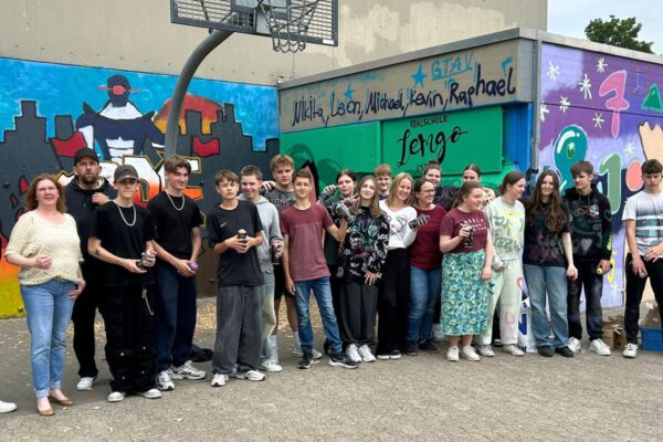 Thomas Mahlmannn (zdi-Zentrum Lippe.MINT), Nicole Cousain (1. Konrektorin Realschule Lemgo), Daniel Schneider (Rapschool NRW), rechts: Monib Sadat (Rapschool NRW) mit dem Team aus Schülerinnen und Schülern.