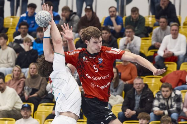 Wir wollen natürlich jetzt den positiven Schwung und das Selbstvertrauen aus dem Derby gegen Minden mitnehmen und auch zurückdenken, dass wir auch schon ein paar Derbys in Spenge gewonnen haben. Wir gehen mit viel Spaß die Sache an