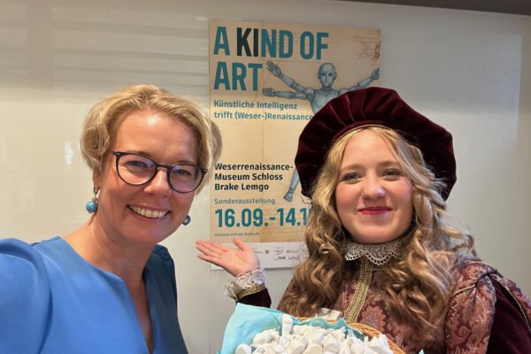 Museumsleiterin und Auszubildene Natascha Derksen.