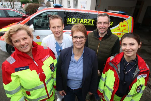 Stefanie Borries, Notfallsanitäterin und Leiterin der NEF-Wache Detmold des Kreises Lippe, PD Dr. Markus Flentje, Notarzt und Leiter der Klinik für Anästhesie und Operative Intensivmedizin am Klinikum Lippe, Sabine Beine, Geschäftsführerin Notarztmanagement gGmbH und Verwaltungsvorständin Kreis Lippe, Christian Hilmert, Mitarbeiter Notarztmanagement gGmbH, und Notärztin Inesa Klimovich