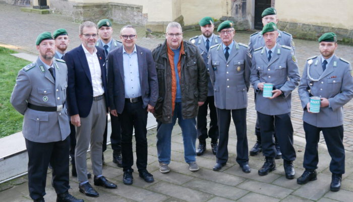 Die Soldaten des PzGrenBtl. 212 mit dem stellvertretenden Kommandeur Sebastian Kneuse sowie dem Vorstandsvorsitzenden der Sparkasse Klaus Drücker, Bürgermeister Markus Baier, Andreas Hagmeister und Klaus Fricke