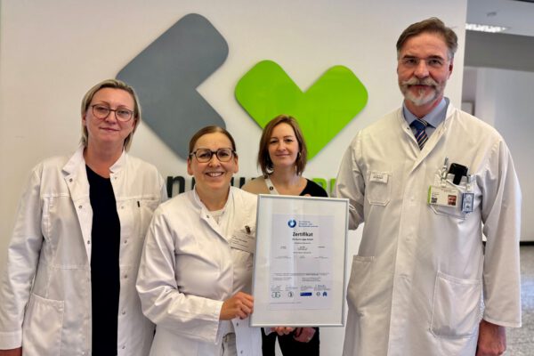 Larissa Jansen, Oberärztin der Universitätsklinik für Gynäkologie und Geburtshilfe; Dr. Britta Eikötter, Leitende Oberärztin der Universitätsklinik für Allgemein- und Viszeralchirurgie; Anne-Katrin Strasas, Qualitätsmanagement; Univ.-Prof. Dr. Karl-Dietrich Sievert, Direktor der Universitätsklinik für Urologie.