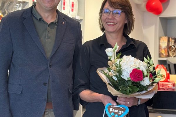 Sharon Van Zyl in ihrem Ladenlokal mit Lemgos Bürgermeister Markus Baier.