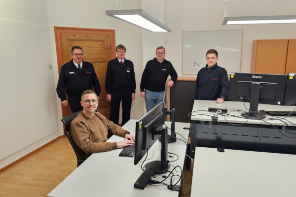 Benjamin Jeep, Feuerwehr-Chef Lars-Uwe Brede und sein Stellvertreter Christian Depping, Meik Prüßner und Yannik Mallmann.