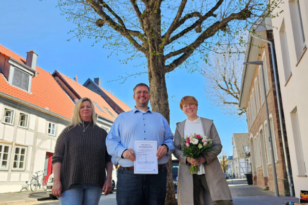 (von links) Christine Hanse hat den beiden neuen Baumpaten Martin und Geraldine Schwörer