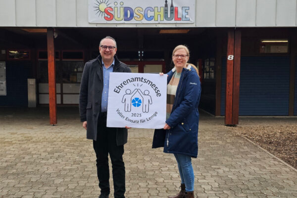 Bürgermeister Markus Baier und die Schulleitering der Südschule Kirsten Knelbe