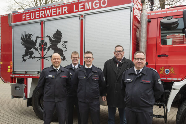 Frank Hoppe, stellvertretender Wehrleiter Christian Depping, Timo Kesting und Wehrleiter Lars-Uwe Brede von der Freiwilligen Feuerwehr Lemgo freuen sich mit Eckhard Siekmann (2. von rechts) Lemgoer Feuerwehr