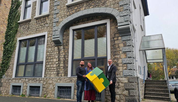 Mehrgenerationenhaus Lemgo mit Aimann Alkhalaf (Flüchtlingshilfe), Dagmar Begemann (Mehrgenerationenhaus) und Bürgermeister Markus Baier