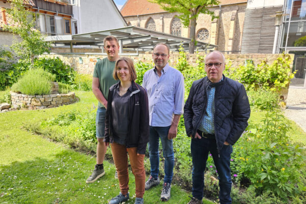 Hendrik Wolter von den Städtischen Betrieben Lemgo, Klimaschutzbeauftragte Ronja Post, Dietmar Lerche vom NABU und Wolfgang Caspersmeier vom BUND.