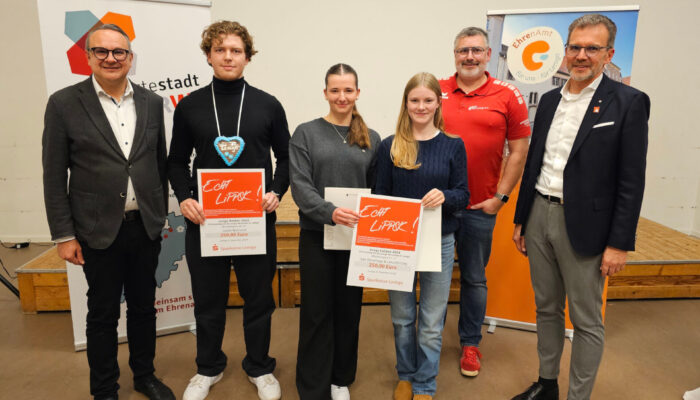 Bürgermeister Markus Baier, Preisträger Justin Wulhorst und Preisträgerinnen Jule Osterhagen und Lena Stölting, SSV-Vorsitzender Alexander Wegner und Klaus Drücker, Vorstandsvorsitzender der Sparkasse Lemgo.