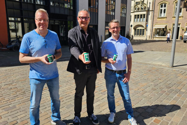Bürgermeister Markus Baier und Dennis Ortmeier, Geschäftsführer der Stiftung Kloster St. Loyen, freuen sich über die Notfalldosen.