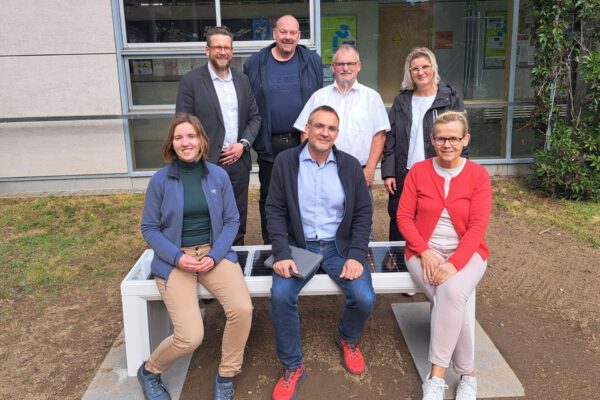 Ronja Post (Stadt Lemgo), Hauke Hillebrenner (Stadtwerke Lemgo), Boris Kohlmann (Hausmeister EKG), Thorsten Lüngen (EKG), Thomas Hahn (Stadtwerke Lemgo), Annett Schmid (Stadt Lemgo) und Bärbel Fischer (Schulleitung EKG).